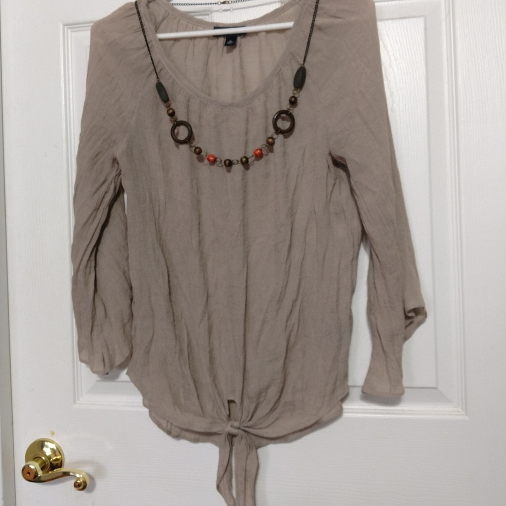 Cute blouse with necklace